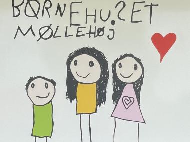 Velkommen til møllehøj, her tegnet af børn og teksten er skrevet af børn